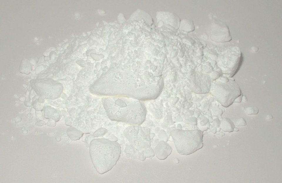 Reines Koffein ist ein weißes, kristallines Pulver.